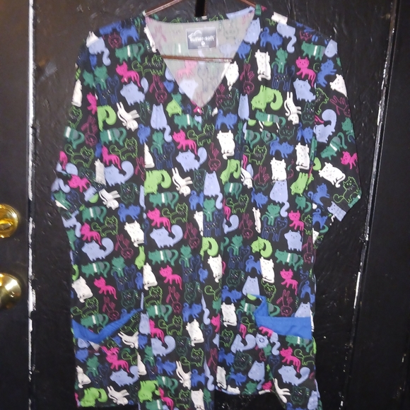 Scrub tops 2xl $10 a piece - Picture 3 of 5